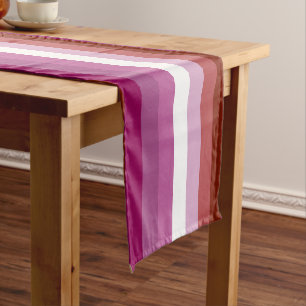 SlipperyJoe's lesbische Pride-Flagge feminine Geme Kurzer Tischläufer