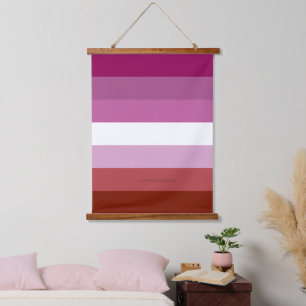 SlipperyJoe's lesbische Pride-Flagge feminine Geme Wandteppich Mit Holzrahmen
