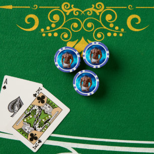SlipperyJoe's muskulöser bärtiger Mann shirtlos se Pokerchips