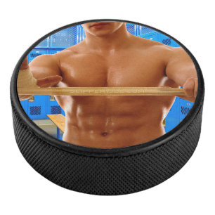 SlipperyJoe's oberkörperfreier muskulöser Mann Abs Eishockey Puck