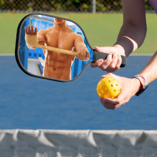 SlipperyJoe's oberkörperfreier muskulöser Mann Bau Pickleball Schläger