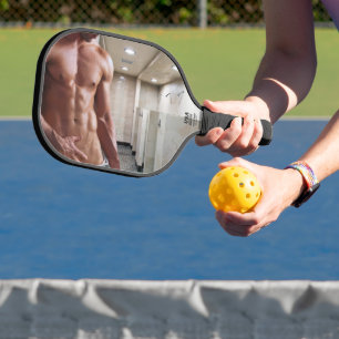 SlipperyJoe's oberkörperfreier muskulöser Männer-T Pickleball Schläger