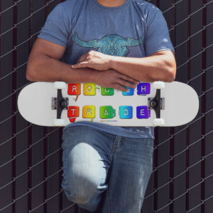 SlipperyJoe's rauer queer Pop-Typografie-Slang Skateboard