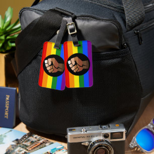 SlipperyJoes Regenbogenflagge mit erhobener Faust Gepäckanhänger