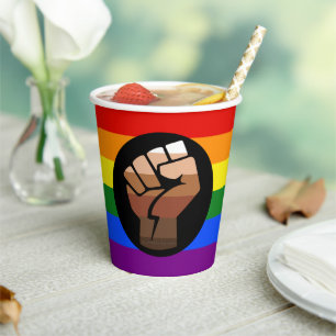 SlipperyJoes Regenbogenflagge mit erhobener Faust Pappbecher
