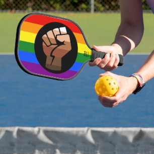 SlipperyJoes Regenbogenflagge mit erhobener Faust Pickleball Schläger