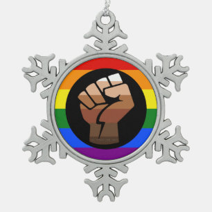 SlipperyJoes Regenbogenflagge mit erhobener Faust Schneeflocken Zinn-Ornament