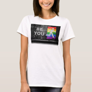 SlipperyJoes Regenbogenstolz-Farben-Panel Stadtbil T-Shirt