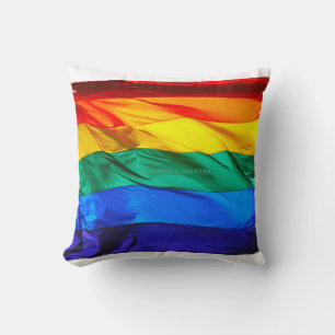 SlipperyJoe's schwule Regenbogenflagge weht rot or Kissen