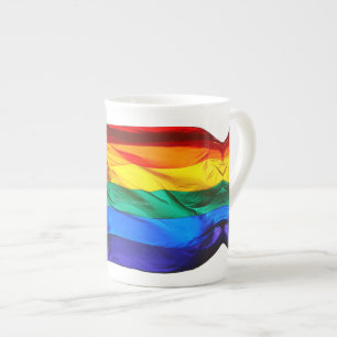 SlipperyJoe's schwule Regenbogenflagge weht rot or Prozellantasse