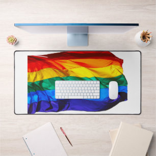 SlipperyJoe's schwule Regenbogenflagge weht rot or Schreibtischunterlage