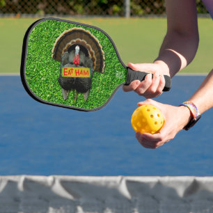 SlipperyJoe's stolzer Truthahn isst Schinken, rote Pickleball Schläger