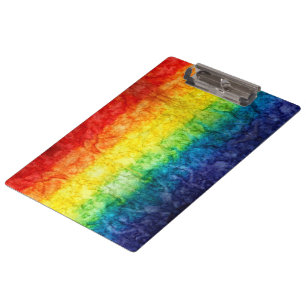 SlipperyJoes tie-gefärbte Regenbogenflagge in etwa Klemmbrett