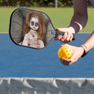 SlipperyJoe's unheimliche Puppe blasses Gesicht un Pickleball Schläger
