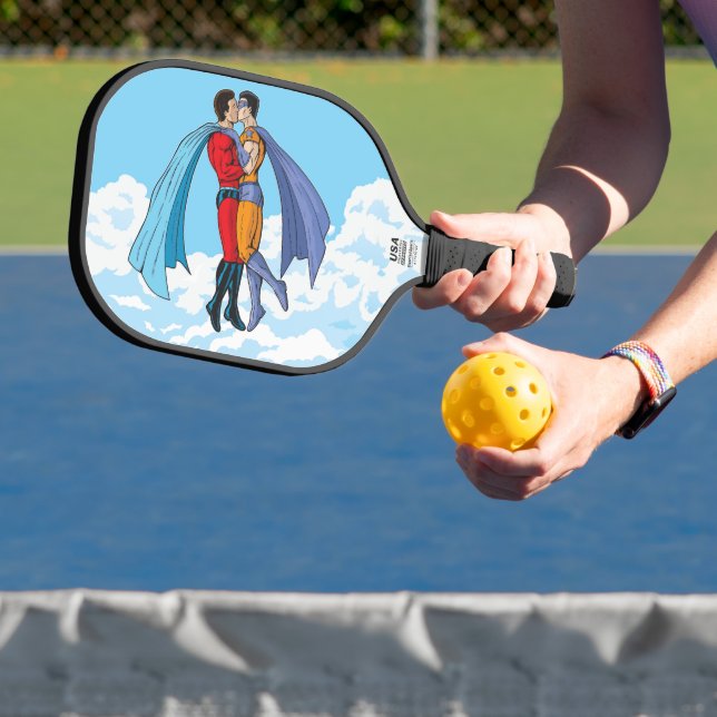 SlipperyJoe's zwei Superhelden küssen Flugwagen Pickleball Schläger (InSitu)