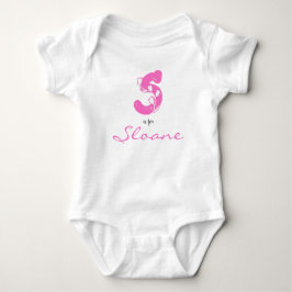 Sloane Name Reveal Floral Letter S Pink Blume Baby Strampler