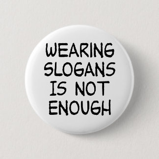 Slogans zu tragen ist nicht genug - politischer button