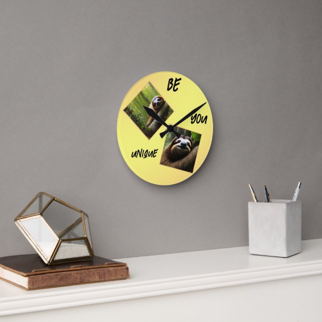 Sloth "Be You Unique", Runde Wanduhr (Büro)