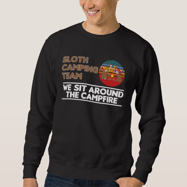 Sloth Camping Team We Sit Around The Campfire Camp Sweatshirt (Vorderseite)