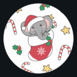 Sloth Christmas Snow Winter Animals Sloths Classic Runder Aufkleber<br><div class="desc">Der Lustschwung mit sanfter Beleuchtung. Hübsche Tiere mit Geschenken und Schnee zu den Ferien. Auch lustig für Weihnachten im Juli. Fehler sind süße Tiere und perfekt zu Weihnachten.</div>