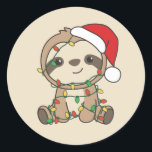 Sloth Christmas Winter Animals Sloths Classic Roun Runder Aufkleber<br><div class="desc">Die Sloth at Christmas with fairy lights. Funny animals with ohrts and snow for the holidays. In Sweet Christmas Greeting. Sloths are cute animals and perfect for Christmas.</div>