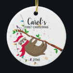 Sloth First Christmas lustig Keramik Ornament<br><div class="desc">Niedliche Weihnachtsschmuck mit einem lustigen Faultier,  das an einem Ast hängt. Es kann mit dem Namen und dem Jahr Ihres Babys personalisiert sein.</div>