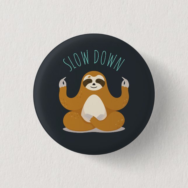 Sloth in Lotus Yoga Pose "Slow Down" Button (Vorderseite)