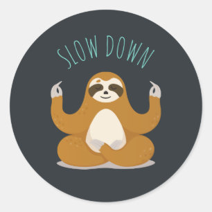 Sloth in Lotus Yoga Pose "Slow Down" Runder Aufkleber