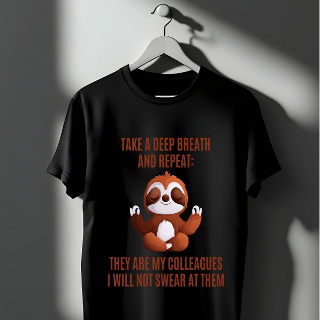 Sloth Meditation Funny Office Calm Zitat T-Shirt (Von Creator hochgeladen)