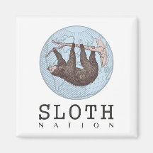 Sloth on Tree and Globe mit Sloth Nation Text