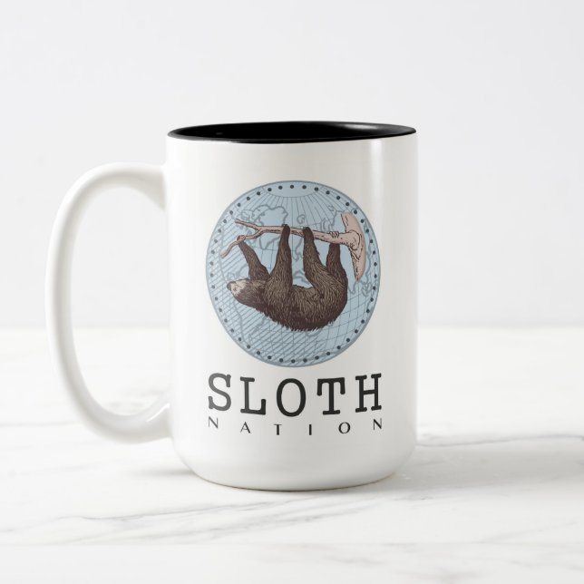 Sloth on Tree and Globe mit Sloth Nation Text Zweifarbige Tasse (Links)