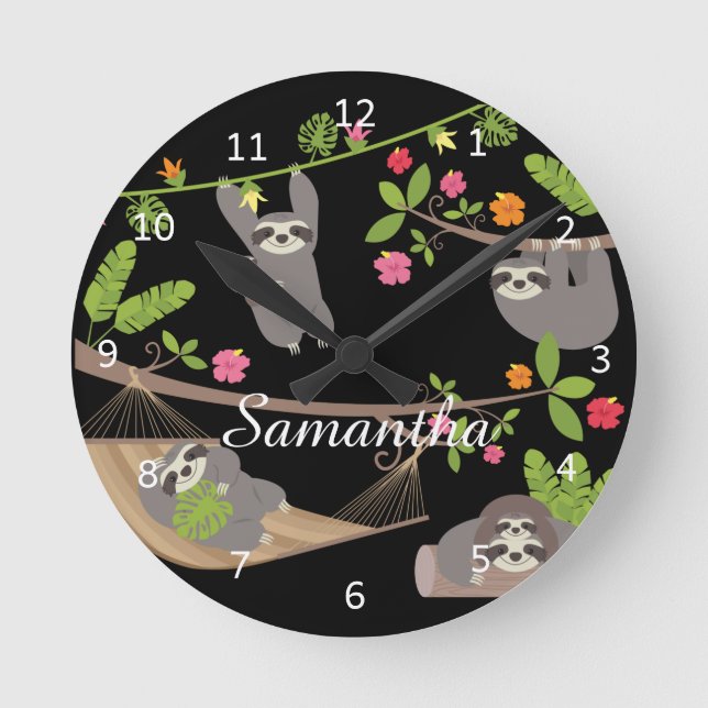 Sloths on Black Custom Personalised Name Runde Wanduhr (Vorderseite)