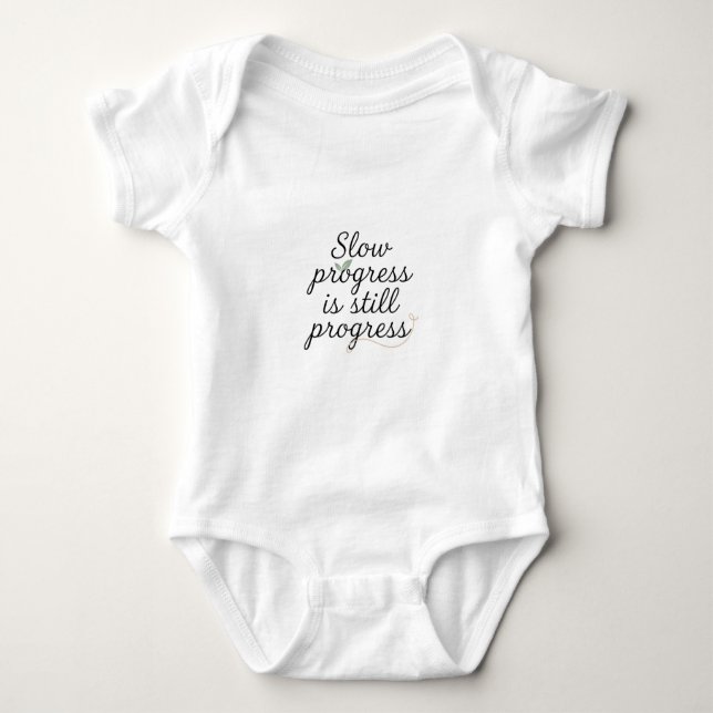 Slow Progress Is Still Progress – Calm Minimal Baby Strampler (Vorderseite)