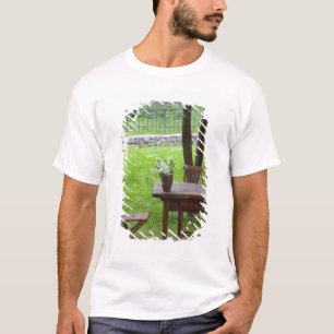 SLOWENIEN, PRIMORSKA, Spodnja Idrija: Tisch auf T-Shirt