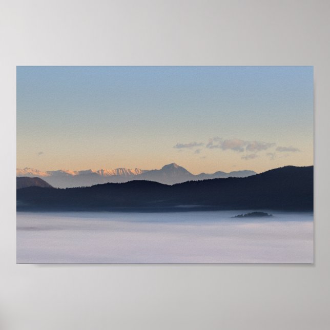 Slowenische Berge und Morgennebel im Tal Poster (Vorne)