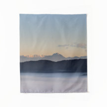 Slowenische Berge und Morgennebel im Tal