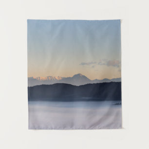 Slowenische Berge und Morgennebel im Tal Wandteppich