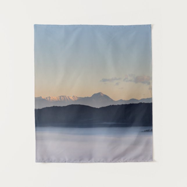 Slowenische Berge und Morgennebel im Tal Wandteppich (Vorderseite)