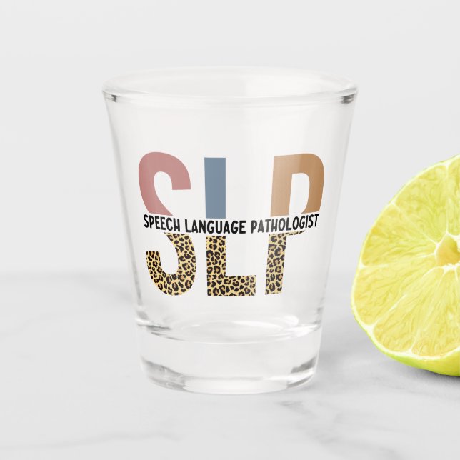 SLP-Sprecher Pathologe Leopard Print Typografy Schnapsglas (Vorderseite)
