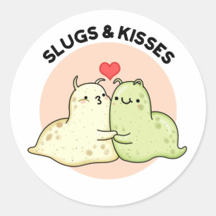 Slugs and Kisses Funny Slug Pun Runder Aufkleber