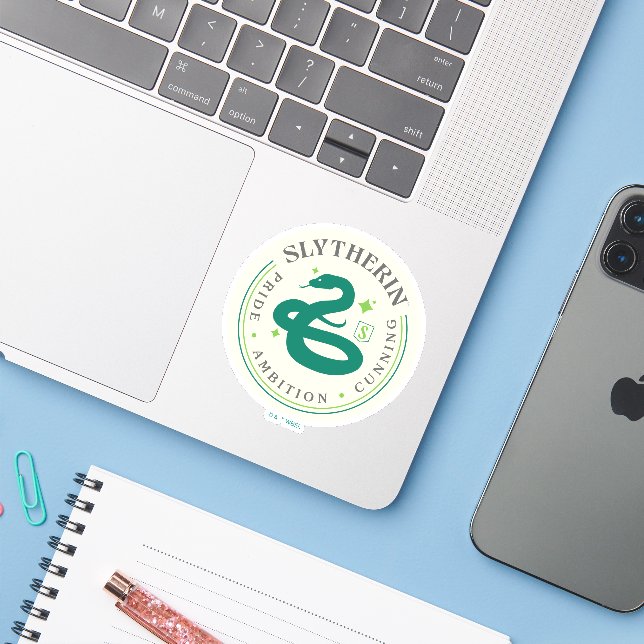 SLYTHERIN™ Green Snake House Pride Abzeichen Aufkleber (Laptop mit iPhone)