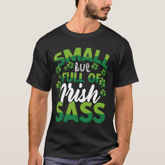 Small But Full of Irish Sass Funny St Patricks fam T-Shirt (Vorderseite)