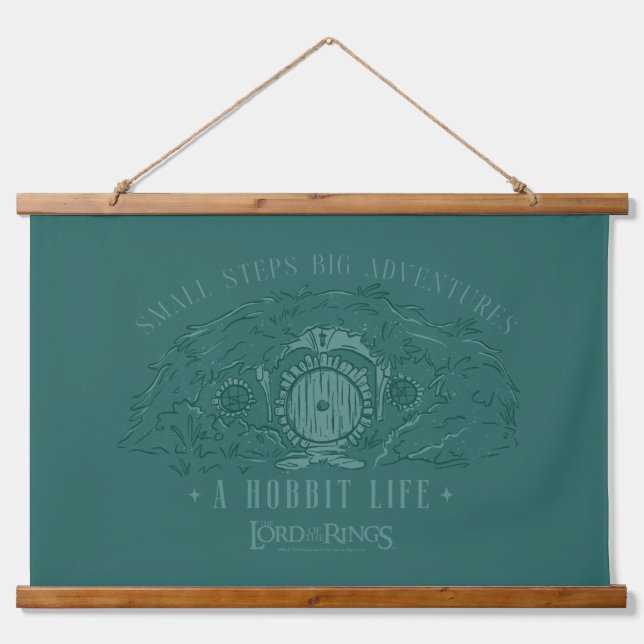 Small Steps, Big Adventures - A Hobbit Life Wandteppich Mit Holzrahmen (Vorne)