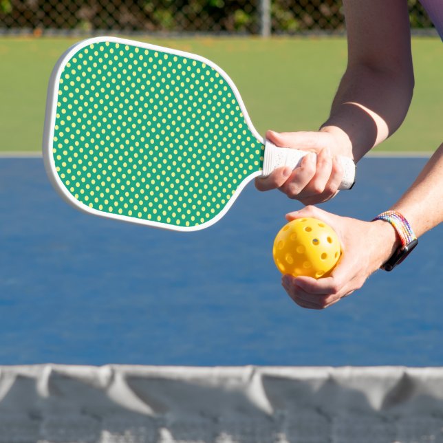 Smaragdgrün mit gelben Polka-Punkten von STaylor Pickleball Schläger (InSitu)