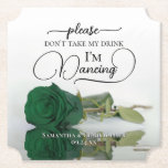Smaragdgrüne Rose Nimm meine Trinkehe nicht. Untersetzer<br><div class="desc">Dieser Untersetzer ist elegant, stilvoll und macht Spaß! Es verfügt über ein Foto eines Single, der in einer smaragdgrünen, grünen Rose im Stile eines smaragdgrünen Stils eingebettet ist und sich in einem Wasserbecken spiegelt. Der Text lautet "Bitte nimm meinen Drink nicht, ich tanze", geschrieben in modernen Schriftzeichen. Es gibt Platz...</div>