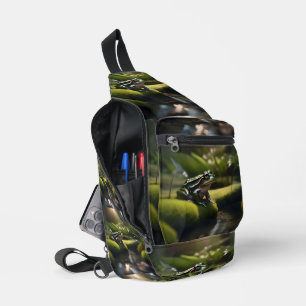 Smaragdgrüne Ruhe: Ein grüner Frosch am Fluss, Crossbody Bag