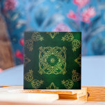 Smaragdgrüne und gelbe Damasken keltische Ornament Fliese<br><div class="desc">Elegantes dekoratives Fliesendesign mit gelben Damast keltischen Ornamenten auf einem smaragdgrünen Hintergrund.</div>