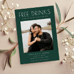 Smarald Green Funny Wedding rettet das Datum Ankündigung<br><div class="desc">Die sonnige Hochzeit bewahrt die Termine in einem smaragdgrünen "Free Drinks (und wir werden heiraten) Design mit Ihrem Foto. Diese modernen speichern die Termine sind perfekt für das lustige Paar,  das nicht warten kann,  auf ihre Hochzeit mit Familie und Freunden zu feiern.</div>
