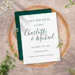 Smarald Green Script Wedding Save the Date Postkarte<br><div class="desc">Diese elegante smaragdgrüne Save the Date-Karte mit Signaturstil-Namen kann mit Ihren besonderen Veranstaltungsinformationen in eleganter weißer Schrift personalisiert werden. Entwickelt von Thisisnotme©</div>