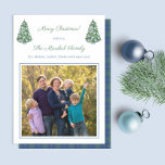 Smart Blue White Green Chinoiserie Familienvorstel Feiertagskarte<br><div class="desc">** Foto-Kredit: Fotografie © Storytree Studios, Stanford, CA ** Preppy Happy Holidays Foto-Kartendesign mit zwei Miniaturweihnachtsbäumen, bedeckt mit blauen und weißen Chinoiserie-Ornamenten, in blauen Pflanzern. Die Aquarellelemente wurden ursprünglich von mir in Aquarellfarben auf 100% Baumwollpapier handgemalt, bevor sie digital gescannt und arrangiert bzw. gestylt wurden. Die Rückseite weist ein blaues...</div>